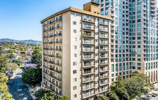 1 bed, 2 baths, $2,695