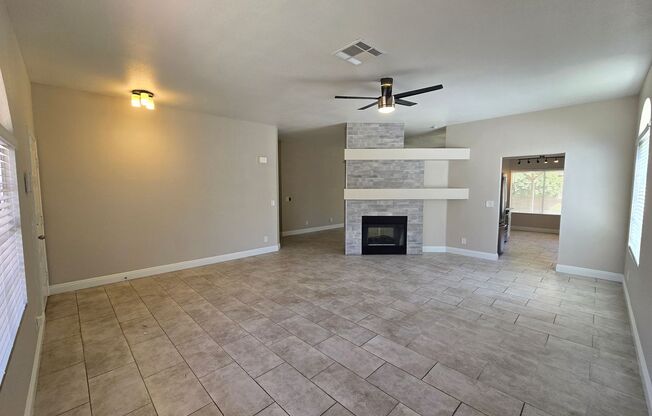 A Fabulous 4 Bedroom Single Story Home at the Lakes