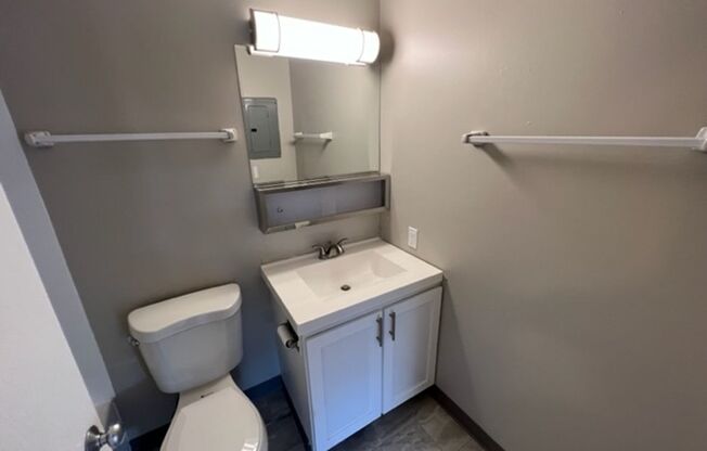 2 beds, 1 bath, 800 sqft, $1,000, Unit 204