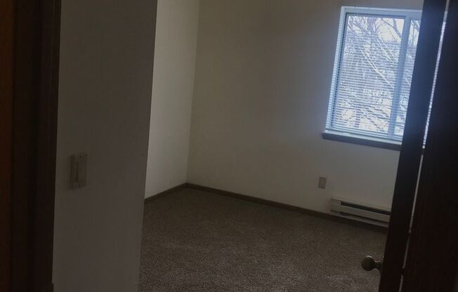3 beds, 1 bath, 1,040 sqft, $1,695, Unit 3164-303