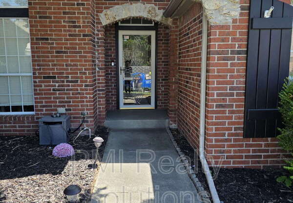 611 N DOUGLAS ST