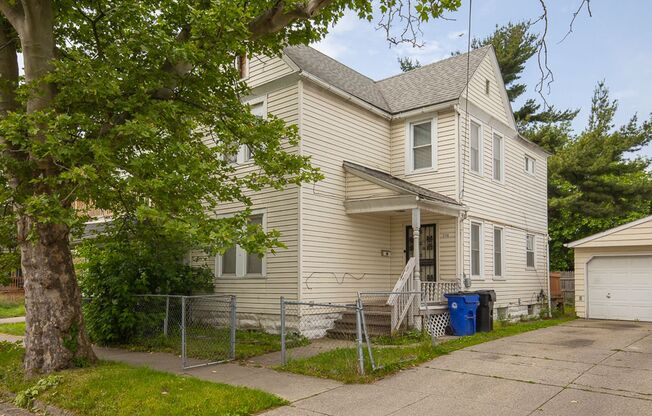 3 Bedroom/1 bath Single House!!
