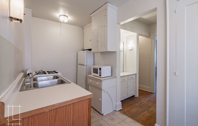 Studio, 1 bath, $915, Unit 29 W. 1st Ave Apt. 6