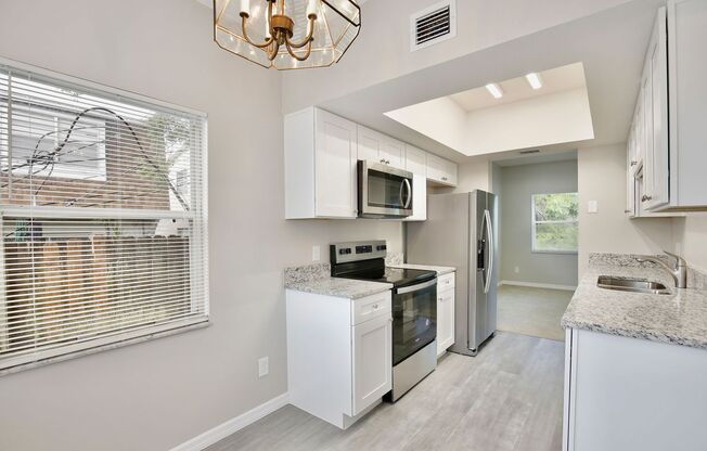 Cozy 2/2.5 Spacious Townhome with 2 Master Suites Located in College Park - Orlando!