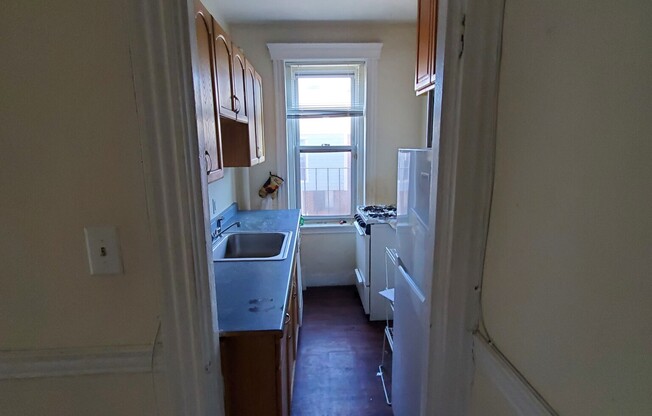 2 beds, 1 bath, $3,100, Unit 21