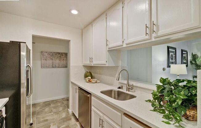 COMING SOON! $2850 / 2 BR - GORGEOUS REMODELED CONDO IN CENTRAL NEWARK