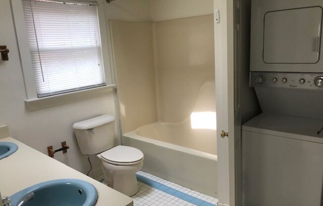 1 bed, 1 bath, $1,025, Unit B