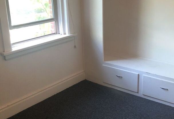 2 beds, 1 bath, $810, Unit G-2