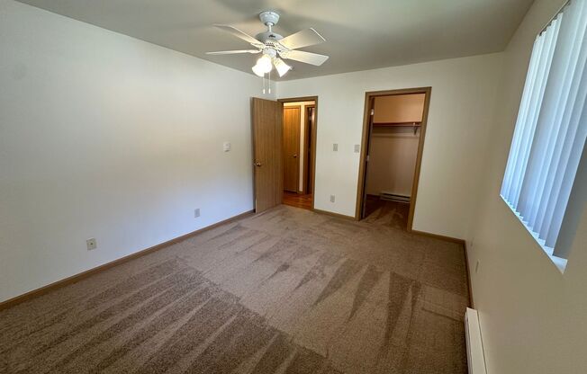 2 beds, 1 bath, $985, Unit 211-2