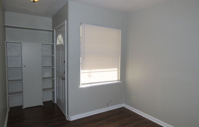 Three bedroom, One Bath Duplex Near Hospital District and TJC!