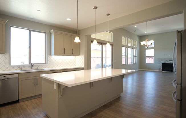 Available now! Beautiful Newer Home in Manteca with LAKE ACCESS!!!