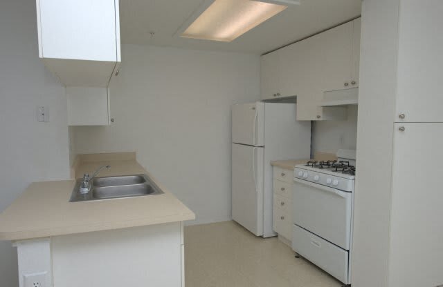 Kitchen at VIZCAYA APARTMENTS, California, 93458