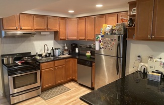 1032 W OAKDALE