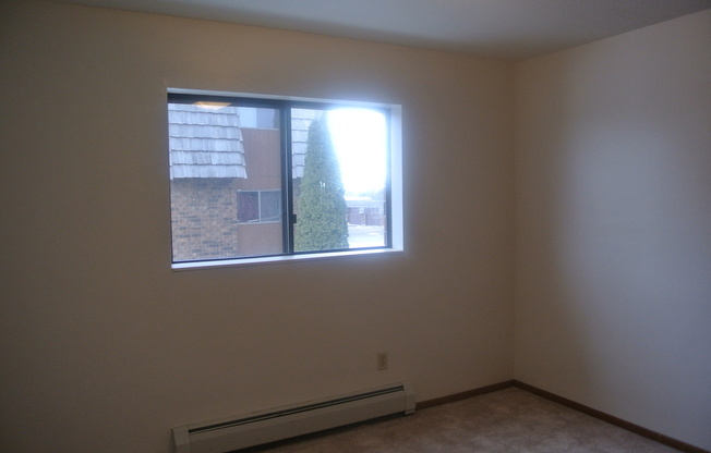 2 beds, 1 bath, $745, Unit 8