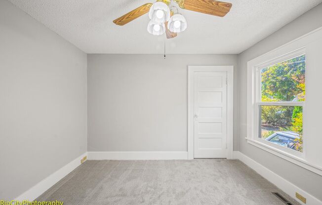 Charming Bungalow in Overlook neighborhood 4 bedroom 2 baths!