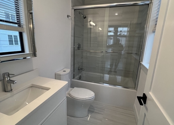 2 beds, 2 baths, 850 sqft, $3,995, Unit 203
