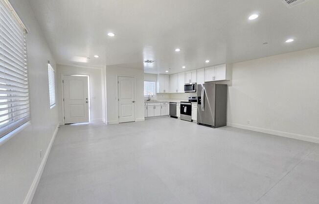 1201 W Mariposa Ave