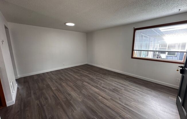 2 beds, 1 bath, $1,550, Unit 3876 3rd Ave