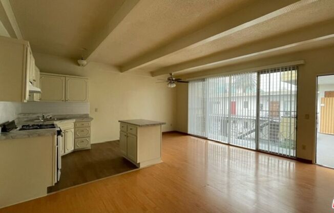 2 beds, 1.5 baths, 850 sqft, $1,975, Unit 21