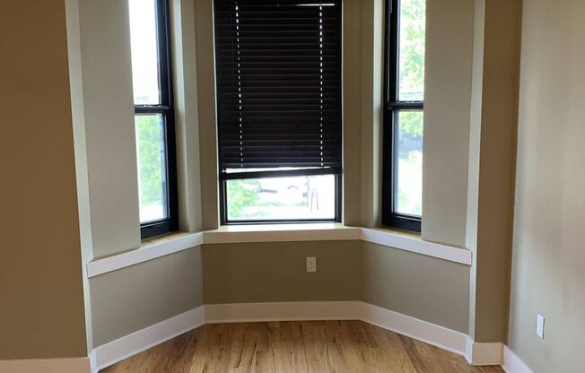 1 bed, 1 bath, 1,044 sqft, $1,250, Unit 909