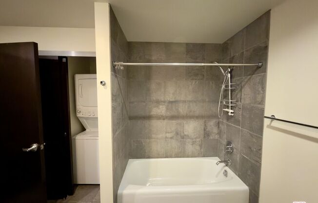 1 bed, 1 bath, 860 sqft, $2,695, Unit 907