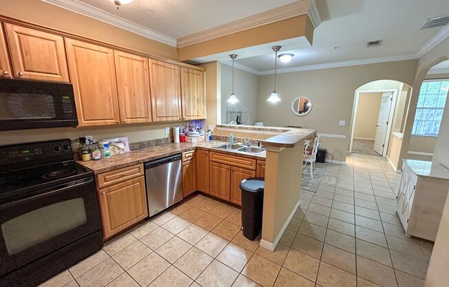 3 beds, 3 baths, $2,600, Unit Unit 211