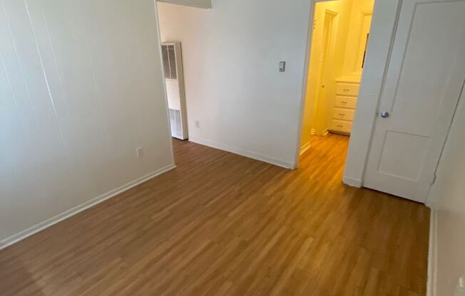Cozy 1 bedroom with updated flooring