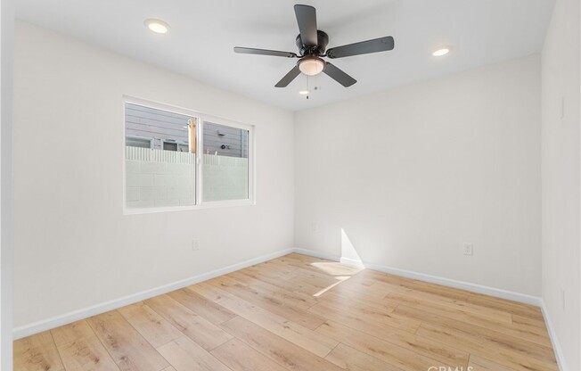 523 W 12 ST