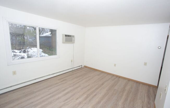 2 beds, 1 bath, $780, Unit 615-24