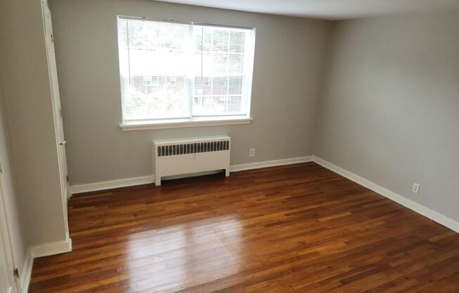 2 beds, 1 bath, 897 sqft, $2,335, Unit E-14
