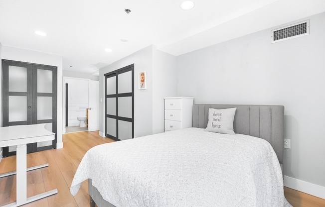 2 beds, 1.5 baths, 1,028 sqft, $4,800, Unit 206