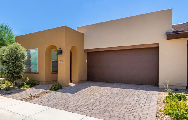 Gorgeous 2 bedroom / 2 bath townhome located in the golf resort community of Encanterra.