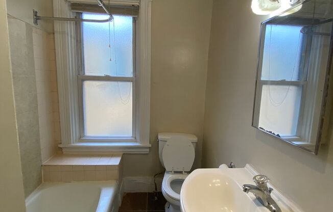 2 beds, 1 bath, $1,155, Unit Apt 3