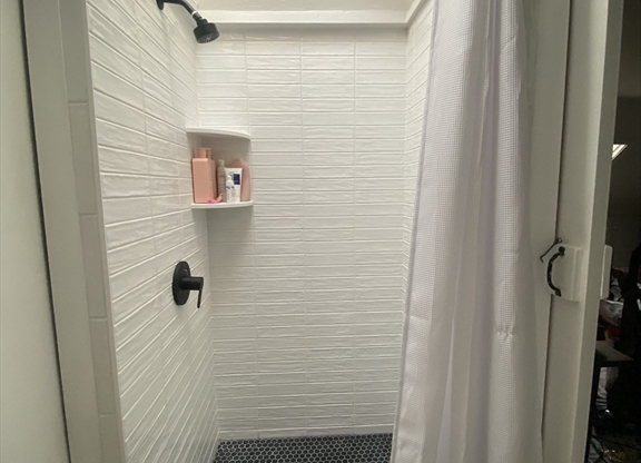 3 beds, 2 baths, 1,100 sqft, $5,200, Unit 2