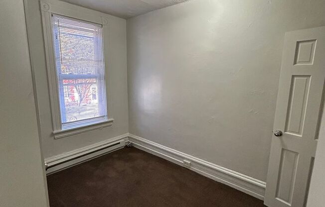 2 beds, 1 bath, $1,195, Unit 314 S Queen Apt 2