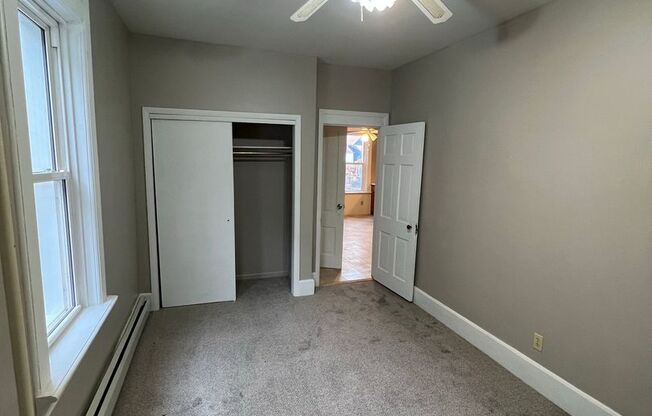 3 beds, 1 bath, 863 sqft, $1,195, Unit 1722 Lower