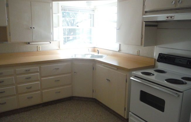 2 beds, 1 bath, $1,700, Unit 1205