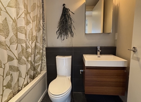 2 beds, 1 bath, 950 sqft, $3,650, Unit #408