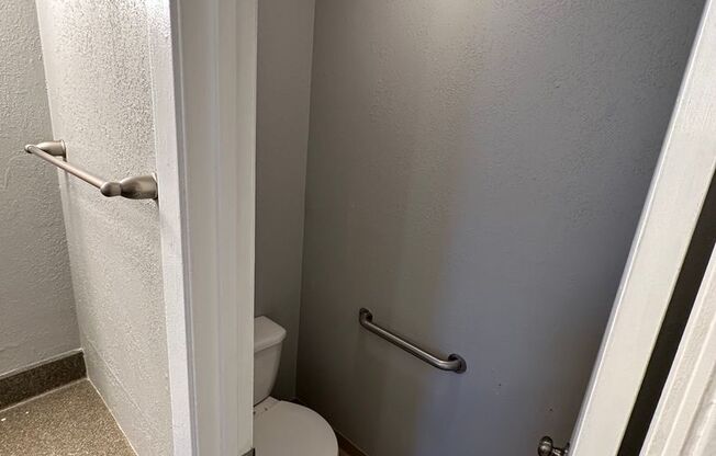 2 beds, 1.5 baths, 900 sqft, $920, Unit 605-202