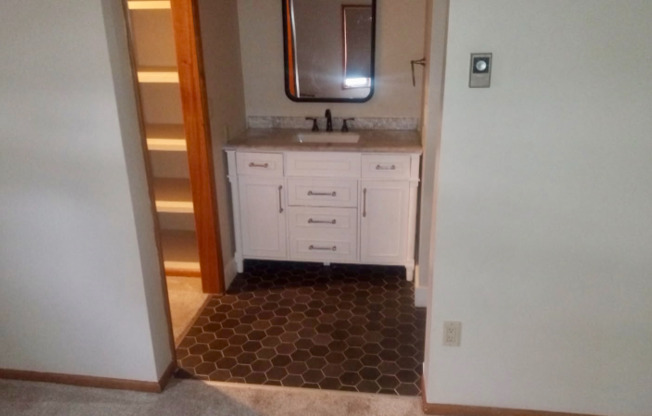 1221 S DIVISION