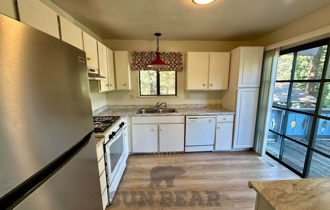 3 Bedroom Home near Diamond Peak! Allows a pet!