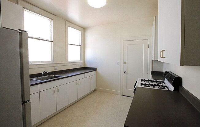 VERY LARGE 1 BEDROOM APARTMENT (HAS BEEN USED AS A 2 BEDROOM)