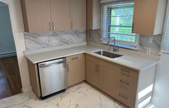 Cozy Home - Updated 2 bedroom with 2 car garage - Pet friendly !