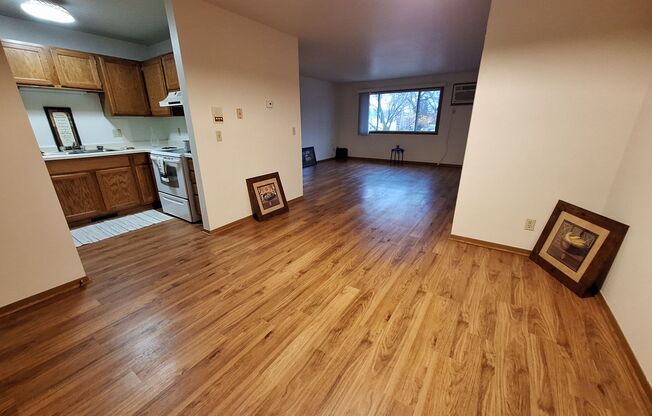 2 beds, 1 bath, 950 sqft, $650, Unit 12