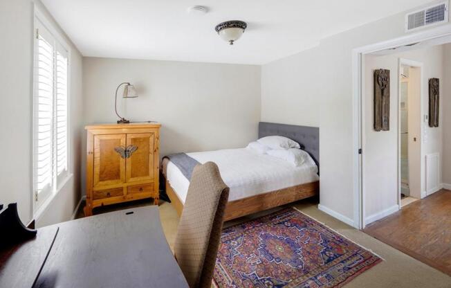 2 beds, 1 bath, 1,000 sqft, $5,250