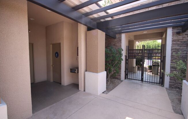 Close to shopping and easy access to Freeway!!!