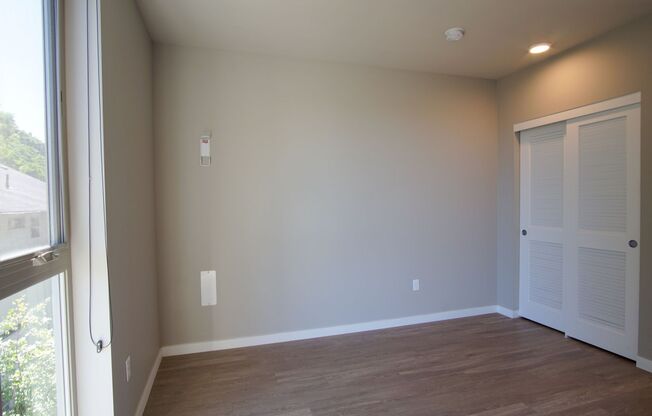 Sellwood 3rd Floor-Studio w W/D Ready Late June!