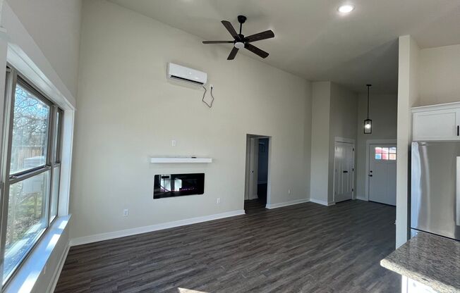 2 beds, 1 bath, $1,275, Unit UNIT B