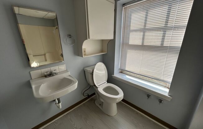 2 beds, 1 bath, 1,200 sqft, $650, Unit 401