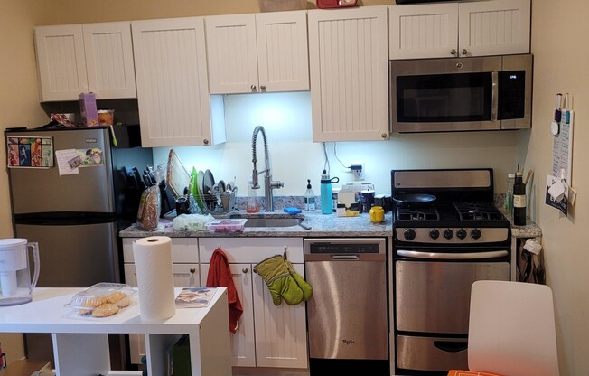 1 bed, 1 bath, $2,800, Unit 1R